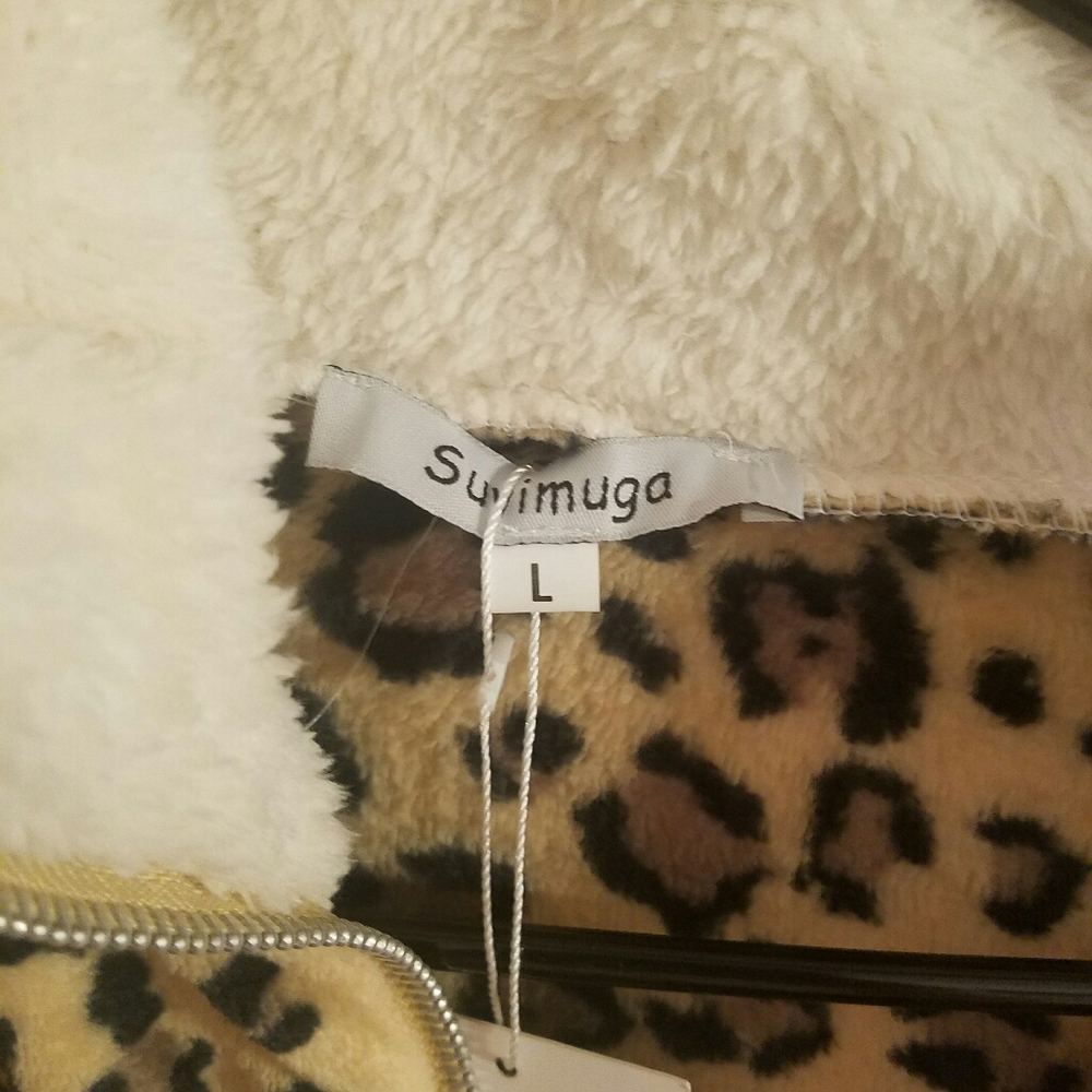 Leopard Print Pullover - Picture 2 of 3